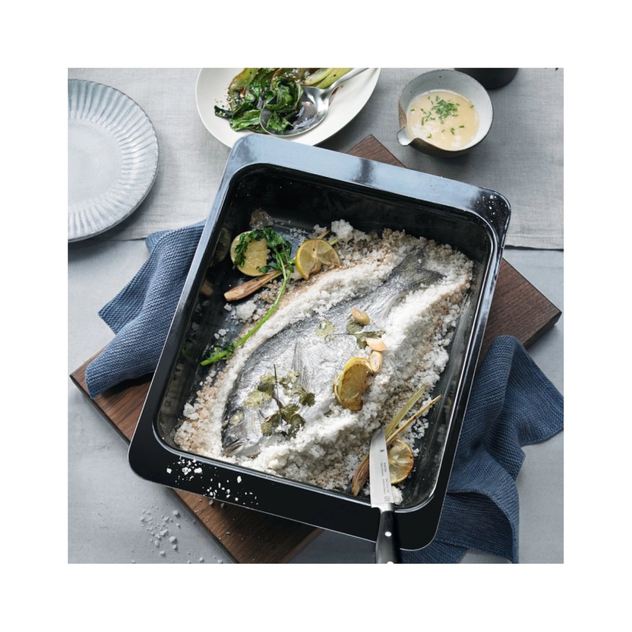 WMF Ταψί L 39Χ30Χ9 εκ. με ξύλινη βάση σειρά Fusiontec Πυρίμαχα Σκεύη - Ταψιά