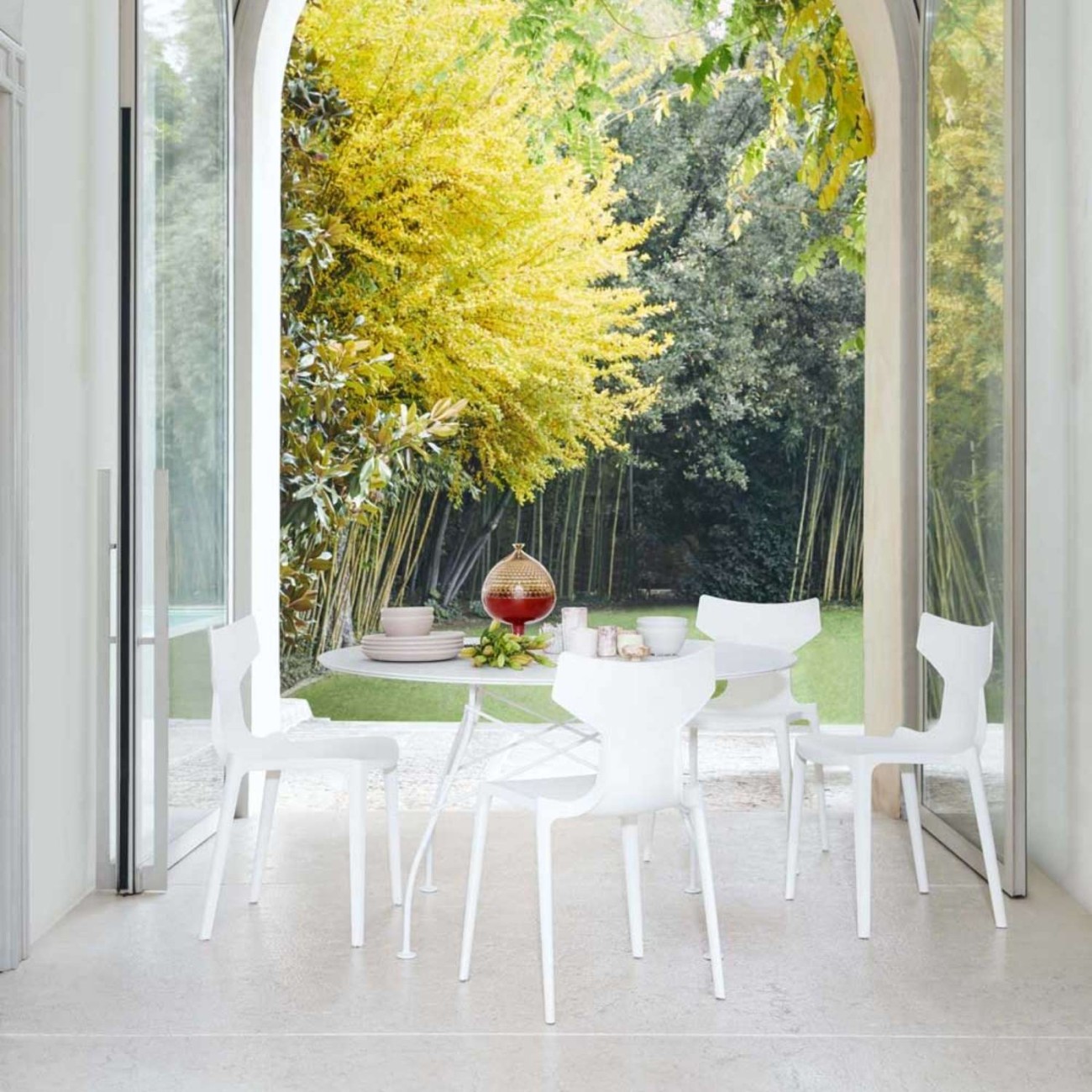 Kartell Τραπέζι Φ128 εκ. White/white σειρά Glossy Outdoor Τραπεζαρίες