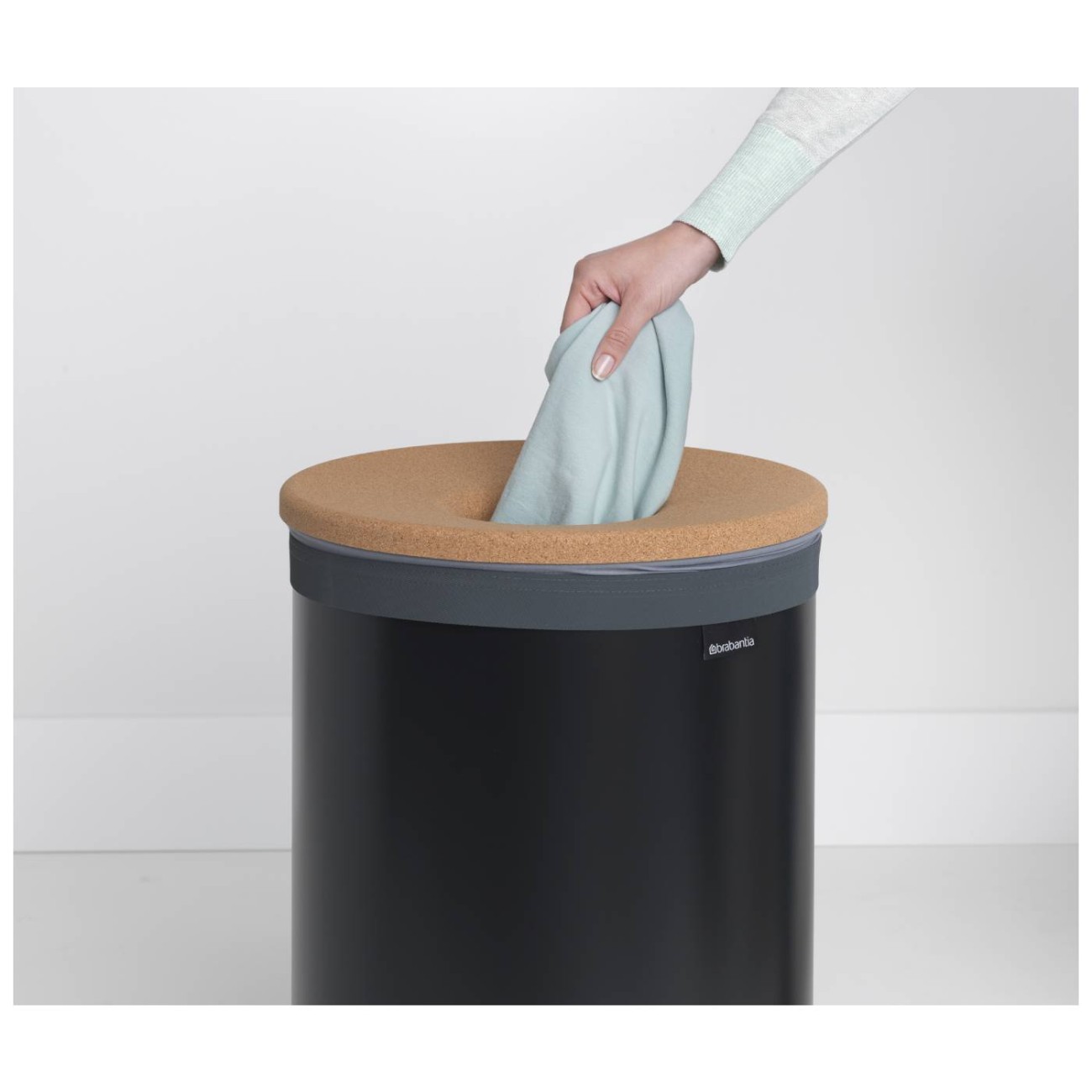 Brabantia Δοχείο για άπλυτα 60lt Matt Black με καπάκι σειρά Cork Κάδοι απλύτων