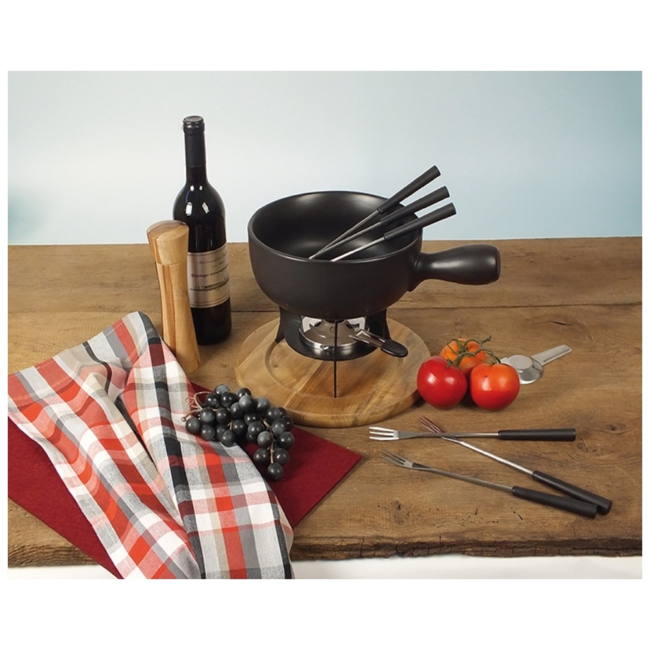 Kela Φοντύ τυριού μαύρο κεραμικό/ξύλινη βάση Φ25x20cm & 6 πιρουνάκια σειρά Country Σκεύη Φοντύ