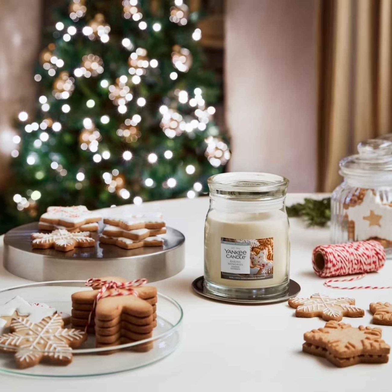 Yankee Candle Αρωματικό Κερί Signature σε Γυάλινο Δοχείο Medium σειρά Baking Memories (368γρ.) Χριστουγεννιάτικα