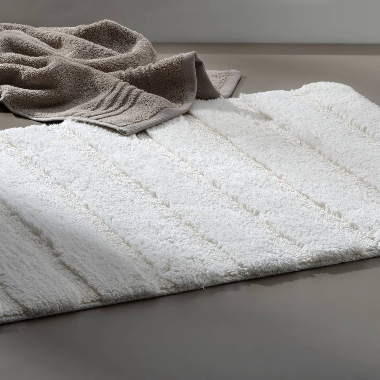 Kela Πατάκι μπάνιου αντιολισθητικό 80x50cm offwhite σειρά Megan Αξεσουάρ Μπάνιου