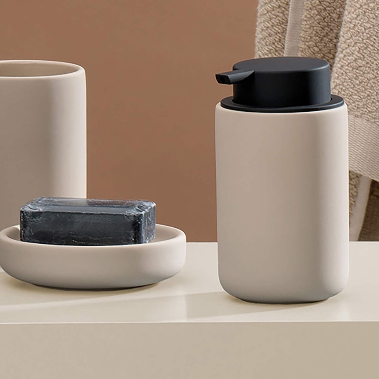 Kela Θήκη υγρού σαπουνιού Φ9x14,5cm /300ml μπεζ Sana αναμένεται Αξεσουάρ Μπάνιου