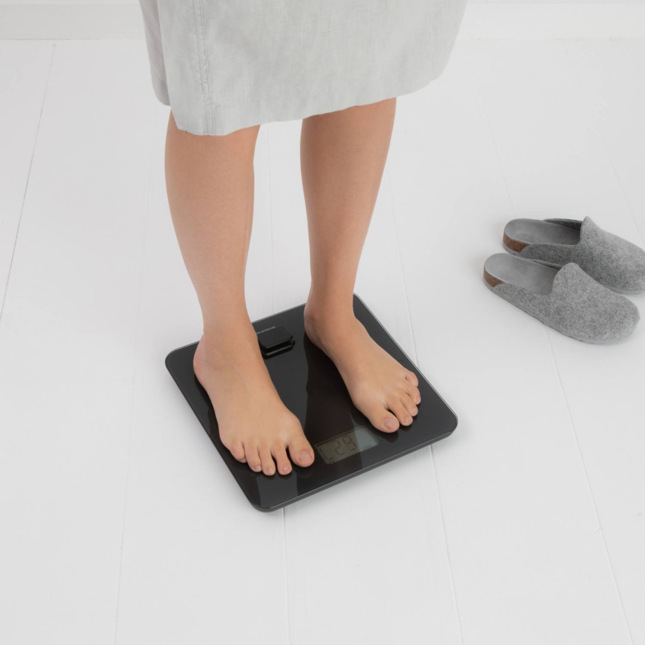 Brabantia Ψηφιακή ζυγαριά μπάνιου 30Χ30Χ4,3 εκ. Dark Grey Battery Free σειρά ReNew Ζυγαριές Μπάνιου