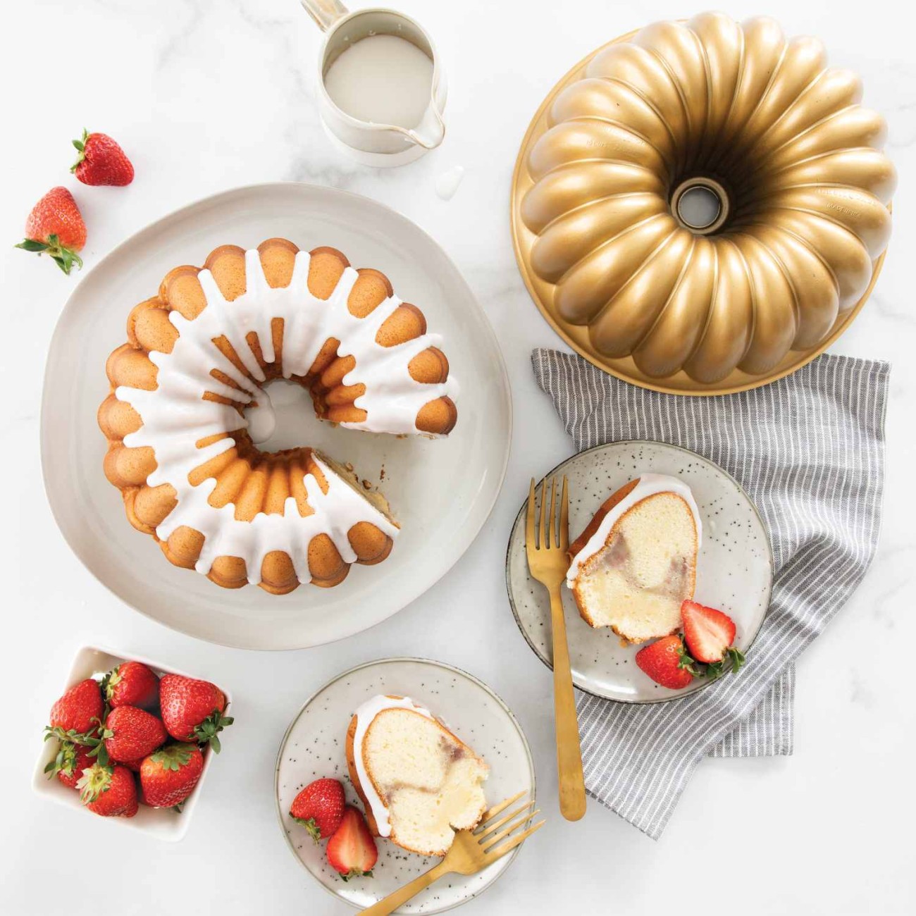 Nordic Ware Φόρμα για κέικ με τρύπα Elegant Party 24x10εκ. σειρά Premier Gold Φόρμες Κέικ