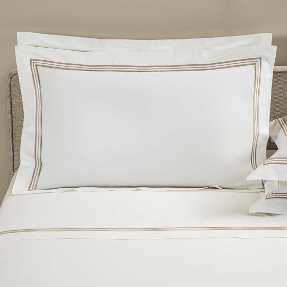Frette Μαξιλαροθήκη 51Χ71εκ. χρώμα λευκό/savage beige 100% βαμβάκι σειρά Triplo Popeline
Frette Μαξιλαροθήκη 51Χ71εκ. χρώμα λευκό/savage beige 100% βαμβάκι σειρά Triplo Popeline