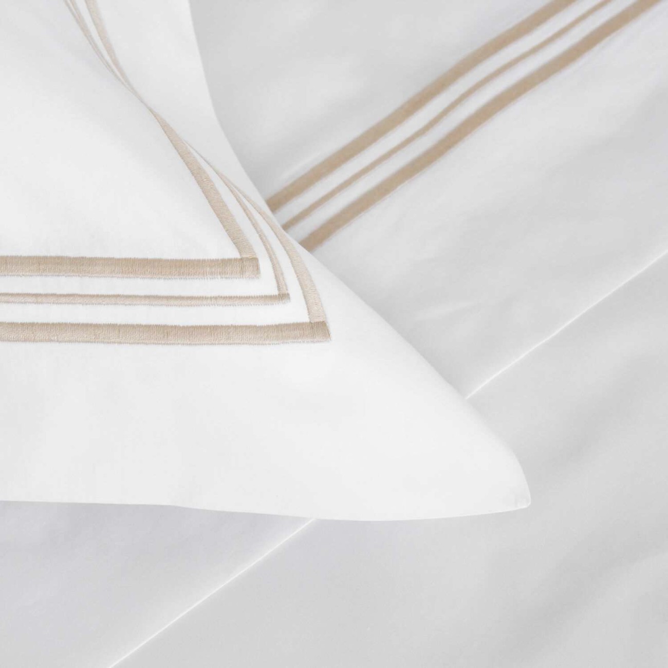 Frette Μαξιλαροθήκη 51Χ71εκ. χρώμα λευκό/savage beige 100% βαμβάκι σειρά Triplo Popeline   Μαξιλαροθήκες