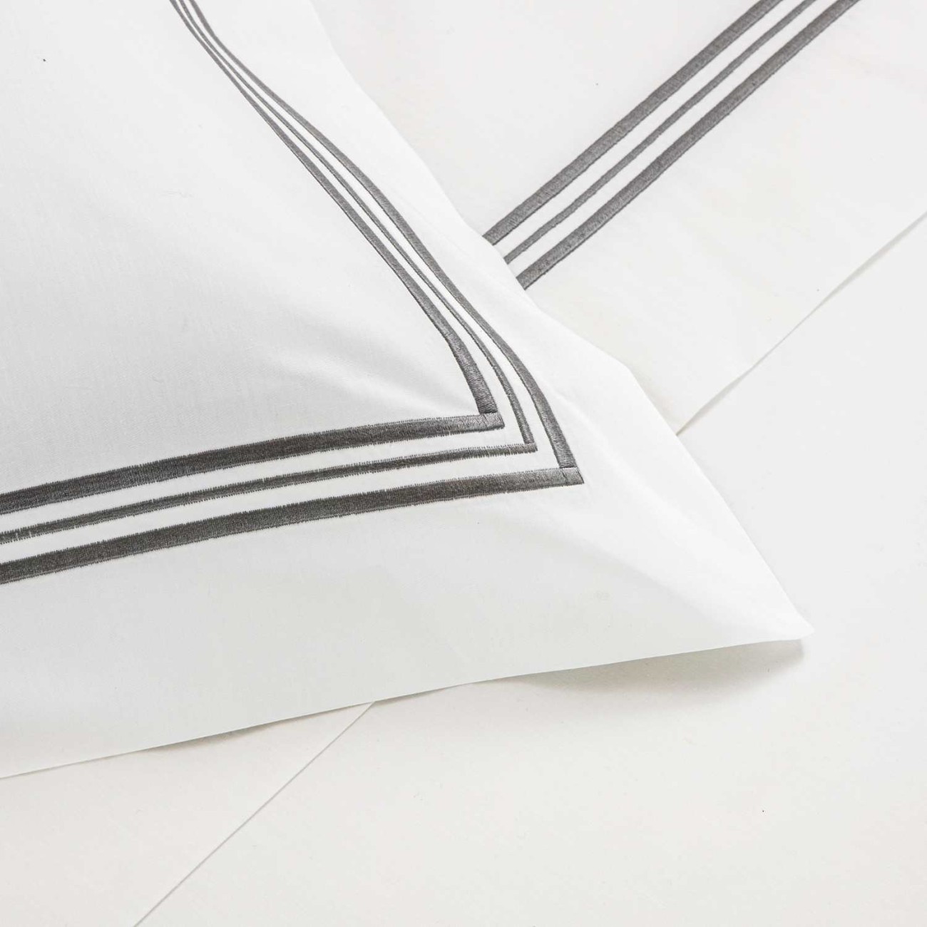 Frette Μαξιλαροθήκη 51Χ71εκ. χρώμα λευκό/γκρι 100% βαμβάκι σειρά Triplo Popeline   Μαξιλαροθήκες