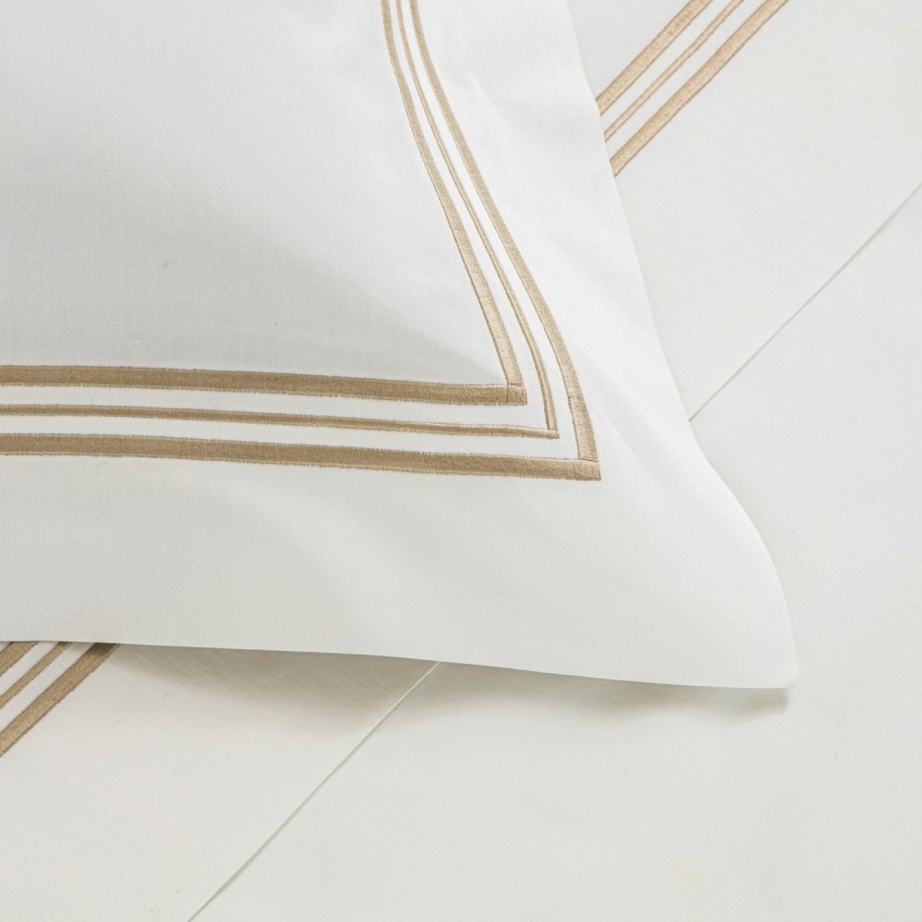 Frette Σετ σεντονια 270Χ320εκ. με 2 μαξιλαροθήκες 51Χ71εκ. χρώμα λευκό/savage beige, 100% βαμβάκι σειρά Triplo Popeline Σεντόνια