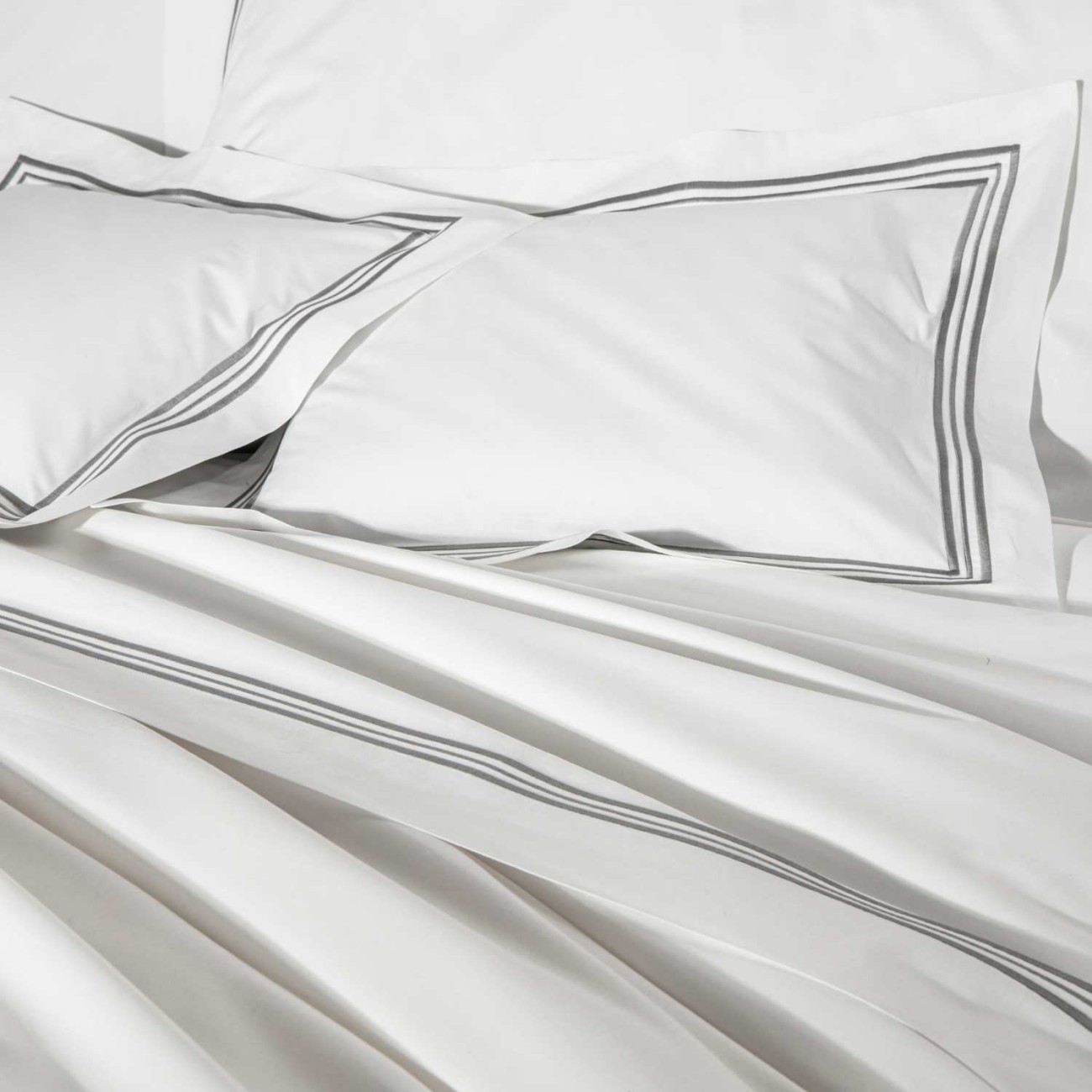 Frette Σετ σεντόνια 270Χ320εκ. με 2 μαξιλαροθήκες 51Χ71εκ. χρώμα λευκό/γκρι , 100% βαμβάκι σειρά Triplo Popeline   Σεντόνια