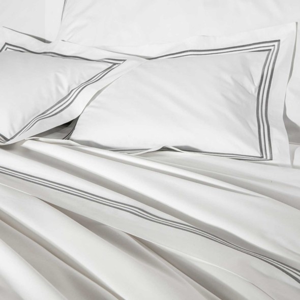 Frette Σετ σεντόνια 270Χ320εκ. με 2 μαξιλαροθήκες 51Χ71εκ. χρώμα λευκό/γκρι , 100% βαμβάκι σειρά Triplo Popeline  
