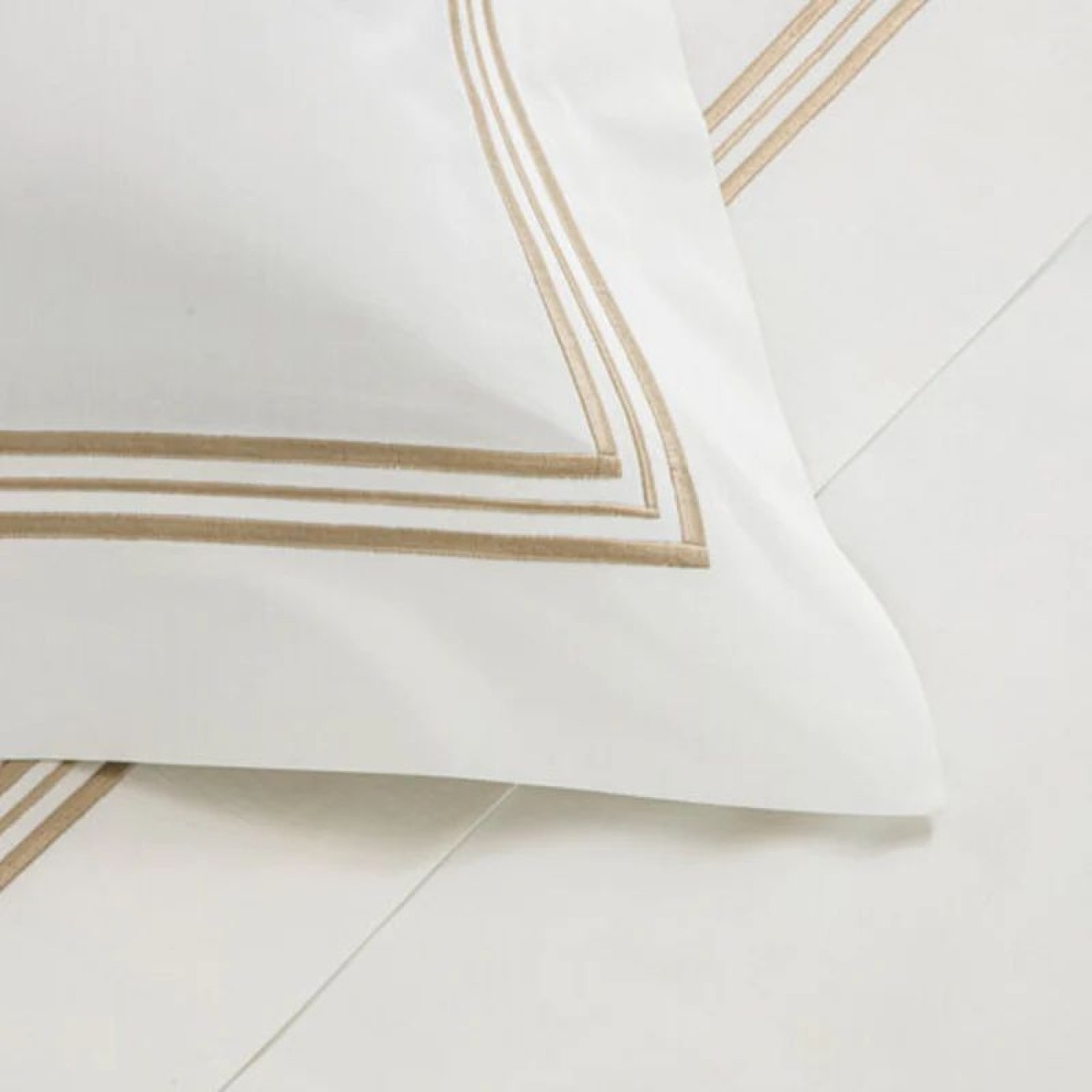 Frette Παπλωματοθήκη 240Χ220εκ. χρώμα λευκό/savage beige 100% βαμβάκι σειρά Triplo Popeline Παπλωματοθήκες