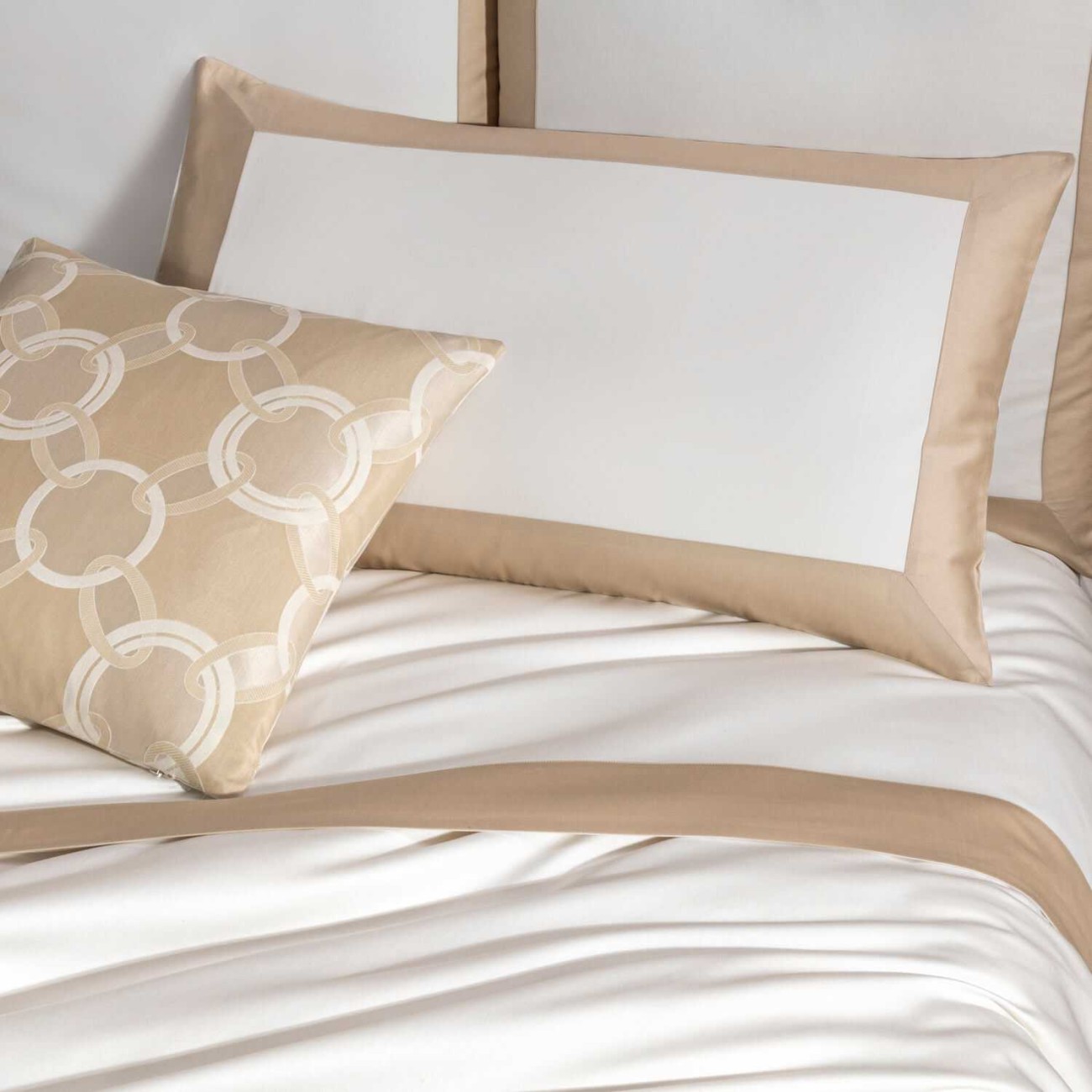 Frette Σετ σεντονια 270Χ320εκ. με 2 μαξιλαροθηκες 51Χ71εκ. milk/μπεζ ρίγα,100% βαμβακοσατέν σειρά Bold Σεντόνια