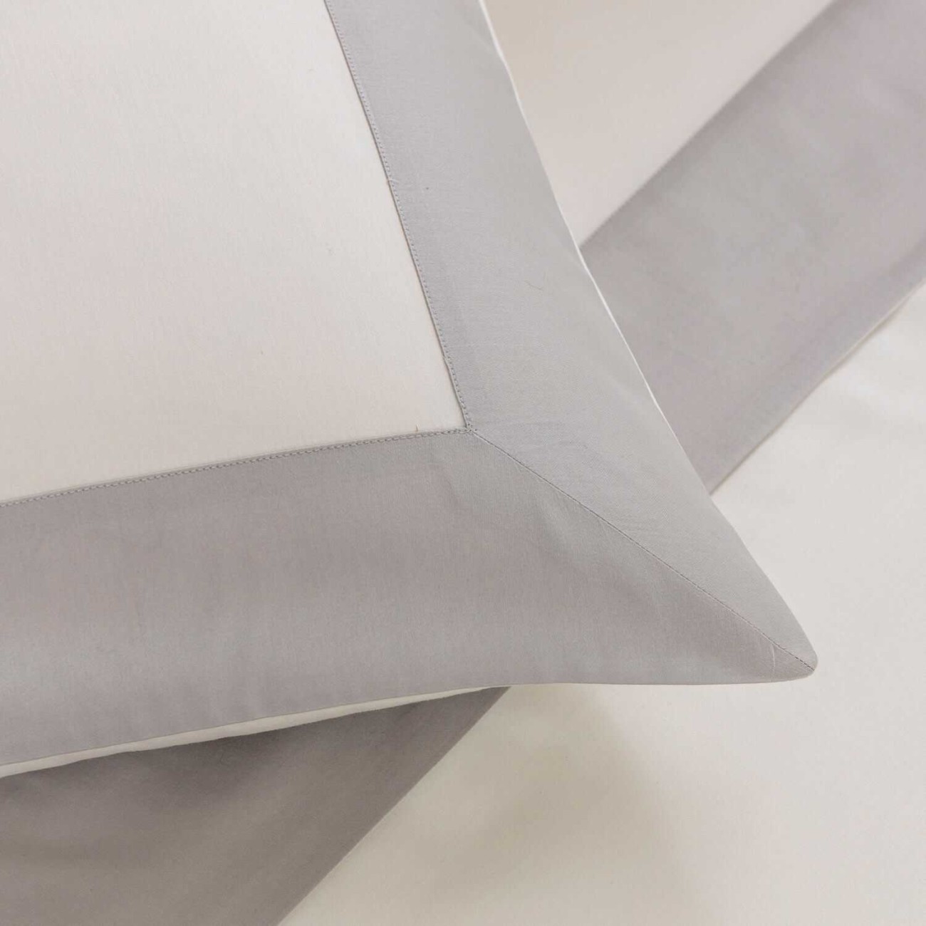 Frette Σετ σεντονια 270Χ320εκ. με 2 μαξιλαροθηκες 51Χ71εκ. χρώμα milk/γκρι ρίγα,100% βαμβακοσατέν σειρά Bold Σεντόνια