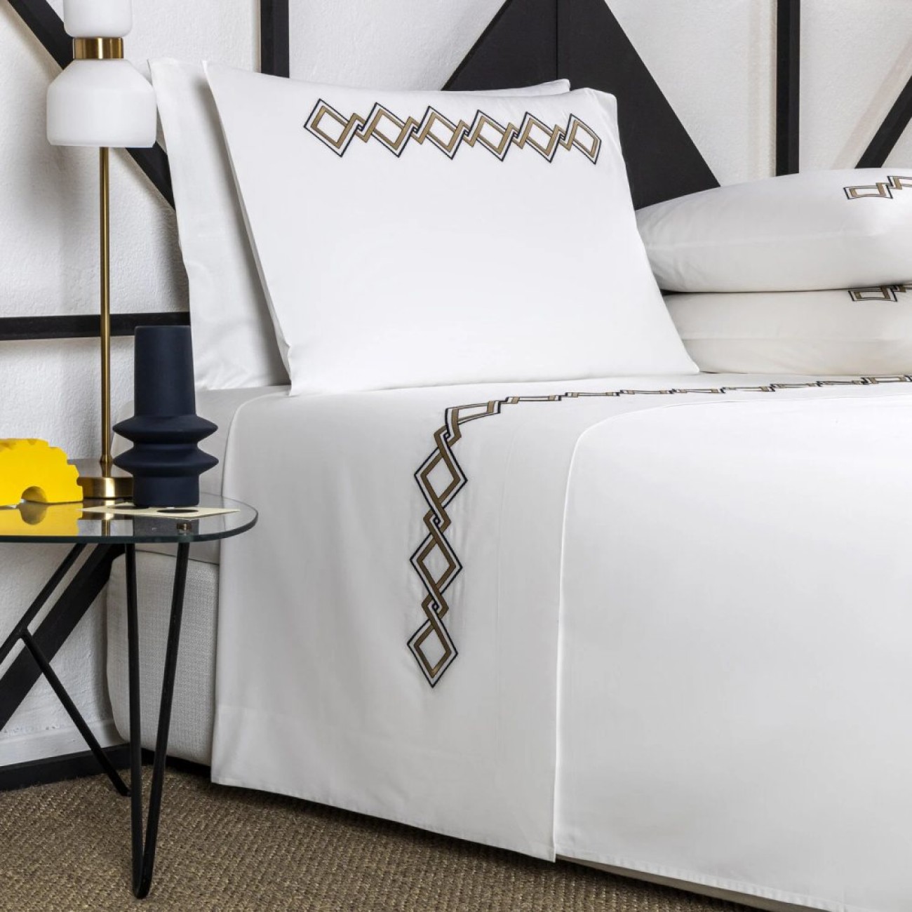 Frette Σετ σεντόνια 270Χ320εκ. με 2 μαξιλαροθήκες 51Χ71εκ. χρώμα nero/teak, 100% βαμβακοσατέν σειρά Twist Embroidery Σετ σεντόνια