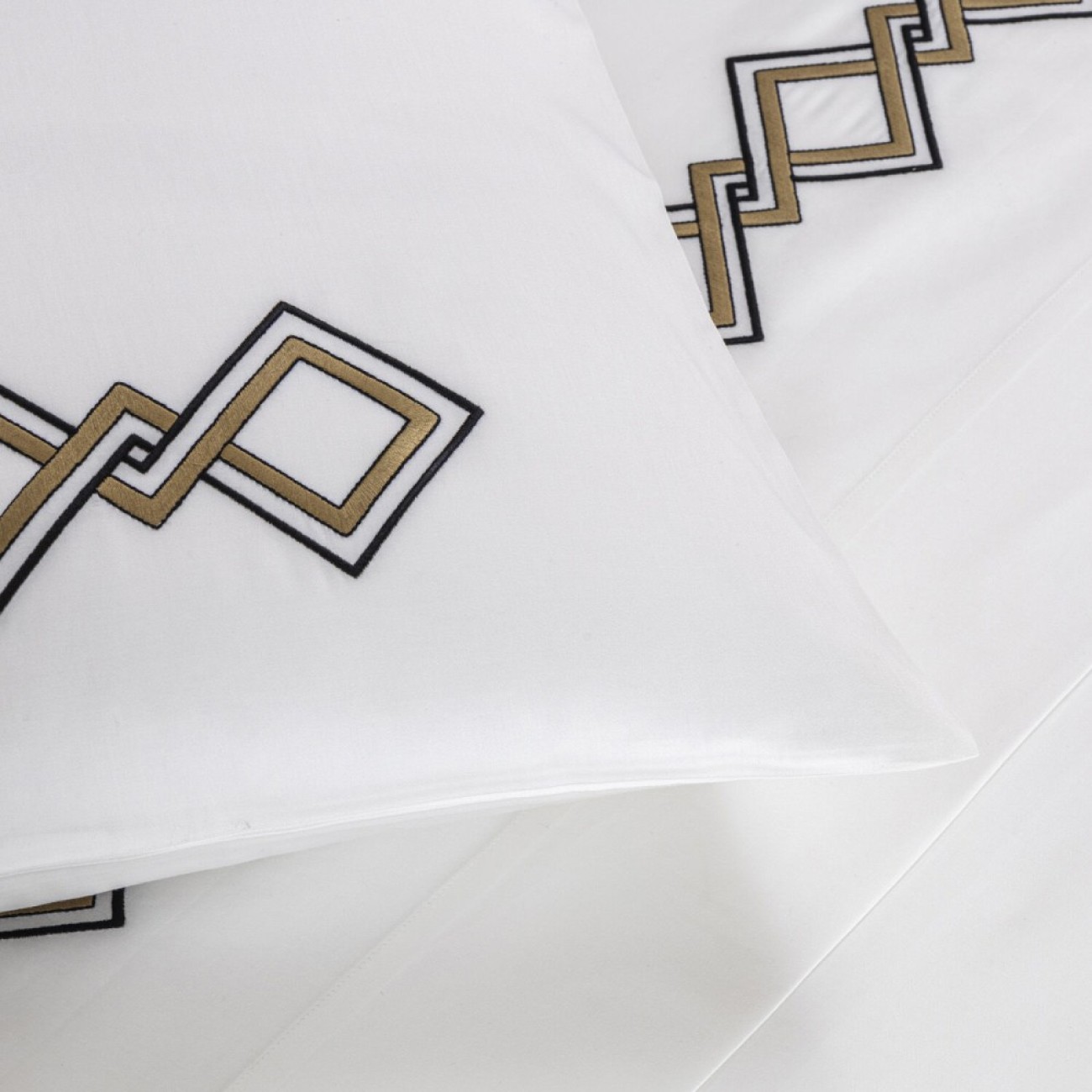 Frette Σετ σεντόνια 270Χ320εκ. με 2 μαξιλαροθήκες 51Χ71εκ. χρώμα nero/teak, 100% βαμβακοσατέν σειρά Twist Embroidery Σετ σεντόνια