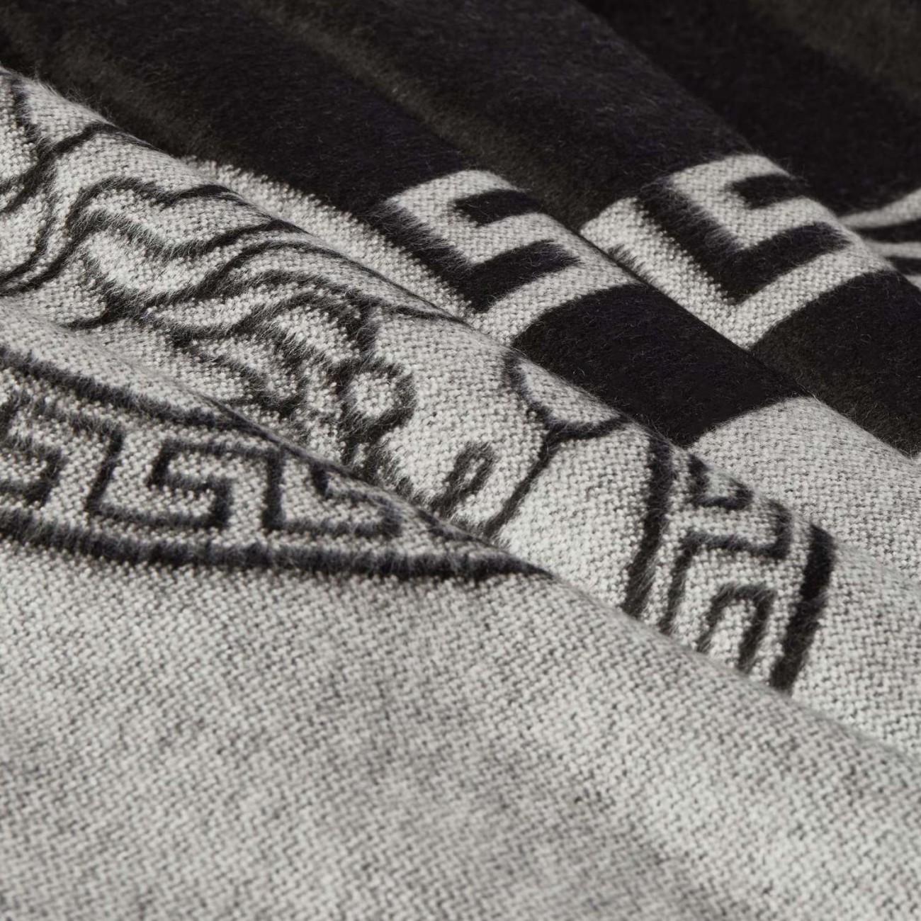 Versace Ριχτάρι 180x140cm γκρι/μαύρο σειρά Medusa Μαξιλάρια/Throws