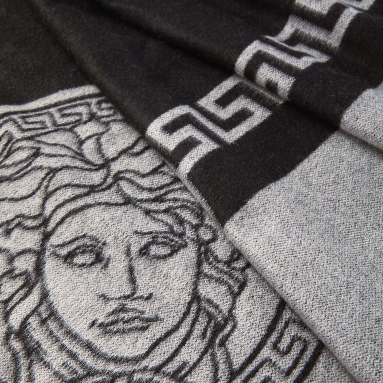 Versace Ριχτάρι 180x140cm γκρι/μαύρο σειρά Medusa Μαξιλάρια/Throws