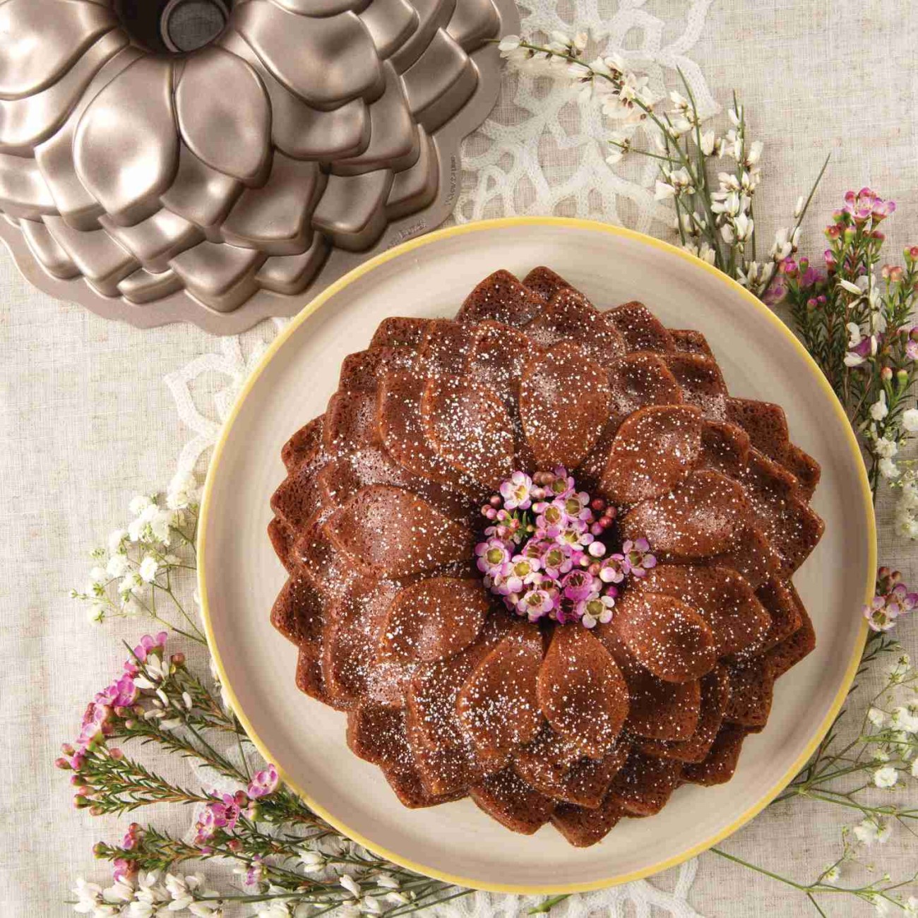 Nordic Ware Φόρμα για κέικ με τρύπα Blossom 27,5x10εκ. σειρά Toffee Φόρμες Κέικ