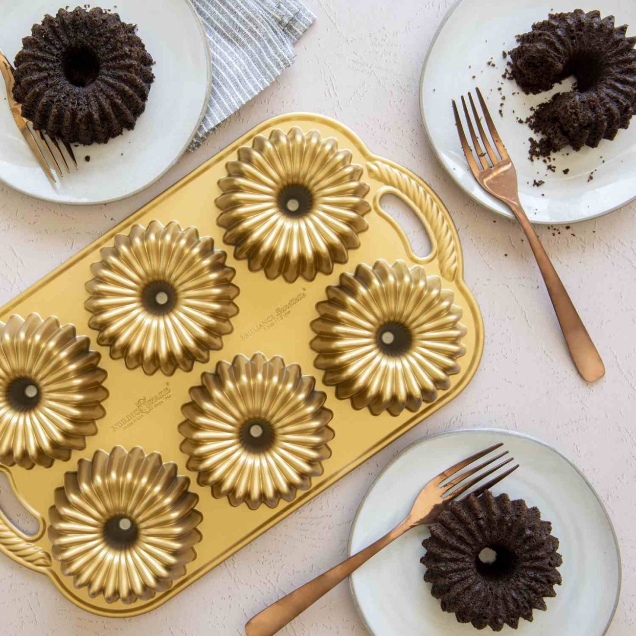 Nordic Ware Φόρμα για 6 μικρά κέικ με τρύπα Brilliance 38x23x5εκ. σειρά Premier Gold Φόρμες Κέικ