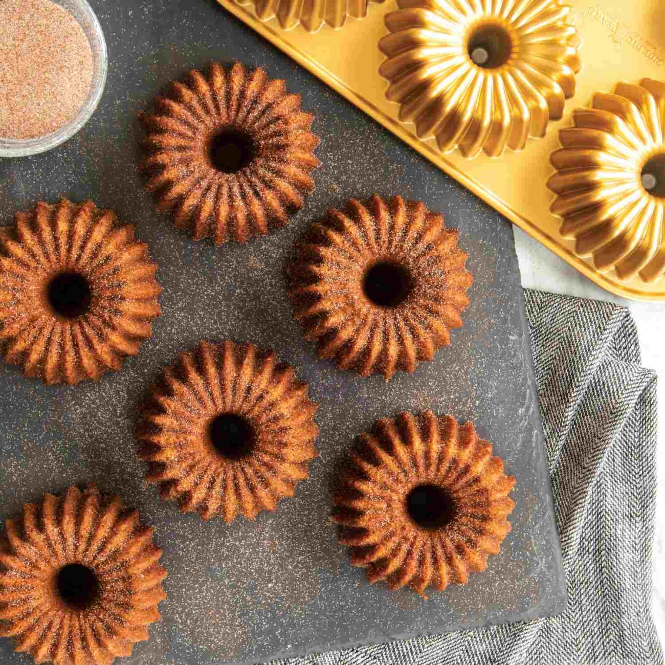 Nordic Ware Φόρμα για 6 μικρά κέικ με τρύπα Brilliance 38x23x5εκ. σειρά Premier Gold Φόρμες Κέικ