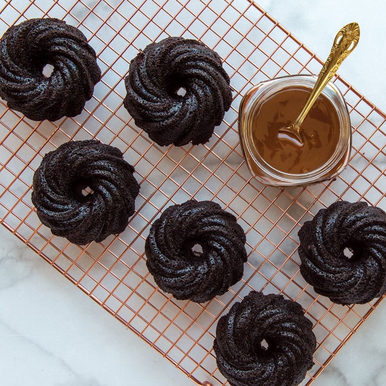 Nordic Ware Φόρμα για 6 μικρά κέικ με τρύπα σε στριφτό σχήμα 38x20,6x4,6εκ. σειρά Premier Gold Φόρμες Κέικ