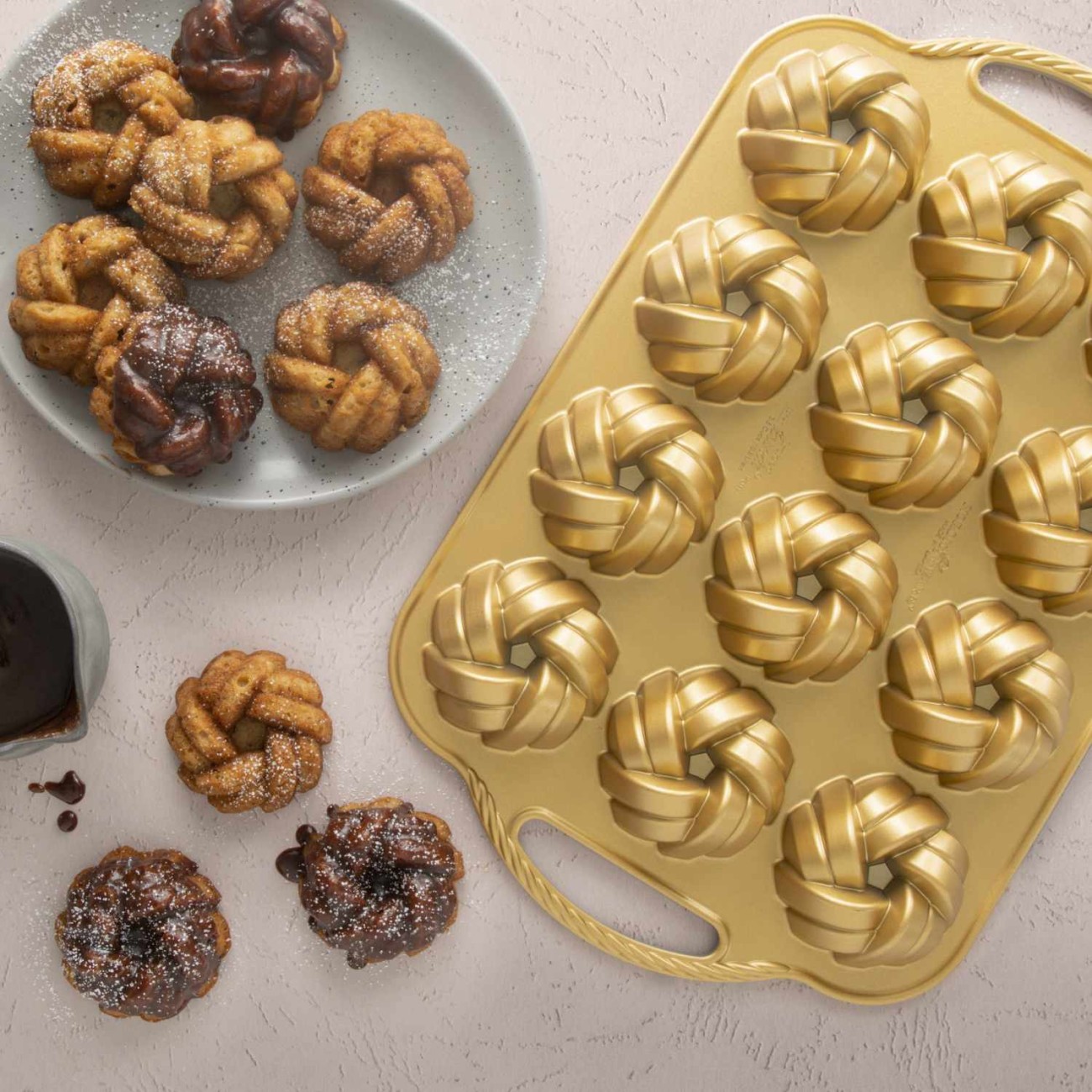 Nordic Ware Φόρμα για 12 μικρά κέικ με τρύπα σε πλεκτό σχήμα 38x25x4εκ. σειρά Premier Gold Φόρμες Κέικ