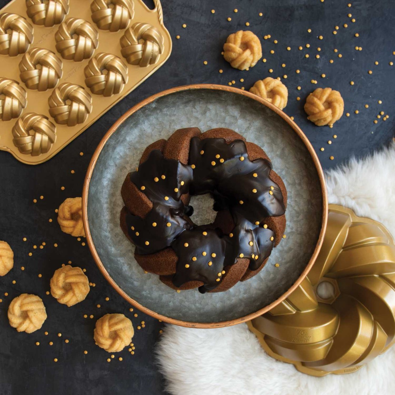 Nordic Ware Φόρμα για κέικ με τρύπα σε πλεκτό σχήμα 27,5x10,5εκ. σειρά Premier Gold Φόρμες Κέικ