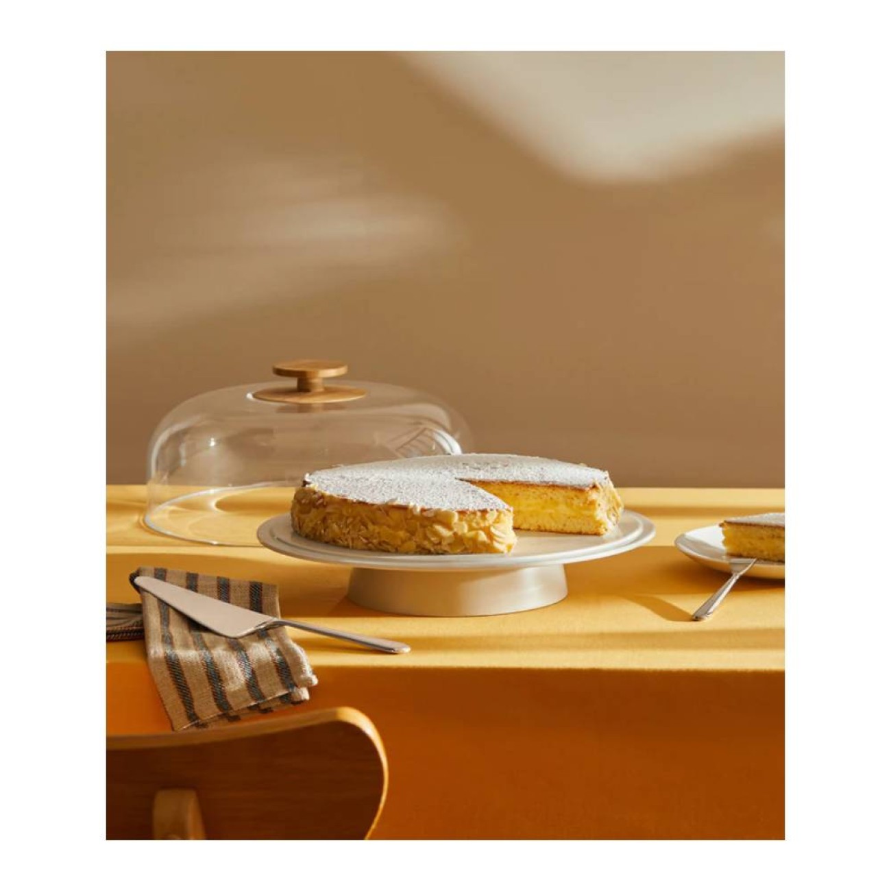 Alessi  Πιατέλα 31,6εκ λευκή με πόδι & καπάκι σειρά  Mattina Πιατέλες Σερβιρίσματος