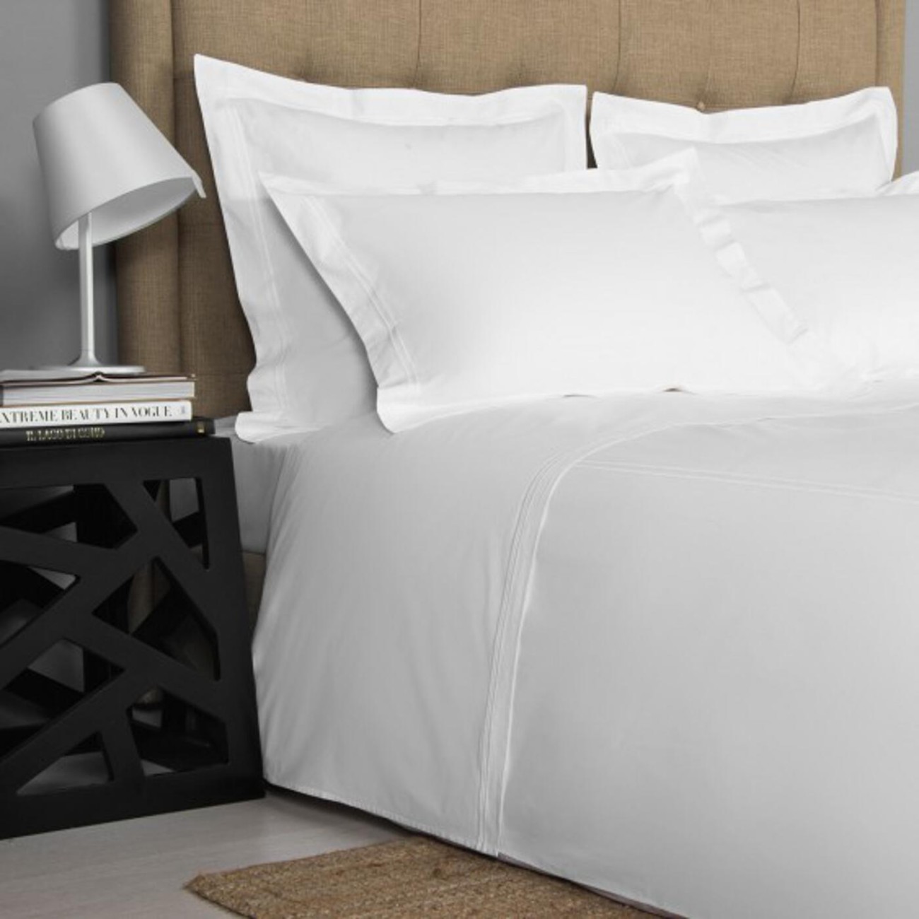 Frette  Σετ σεντόνια 270Χ320εκ. με 2 μαξιλαροθήκες 51Χ71εκ.χρώμα λευκό με 2 λευκές ρίγες,100% βαμβάκι περκάλι σειρά Hotel Classic Σετ σεντόνια