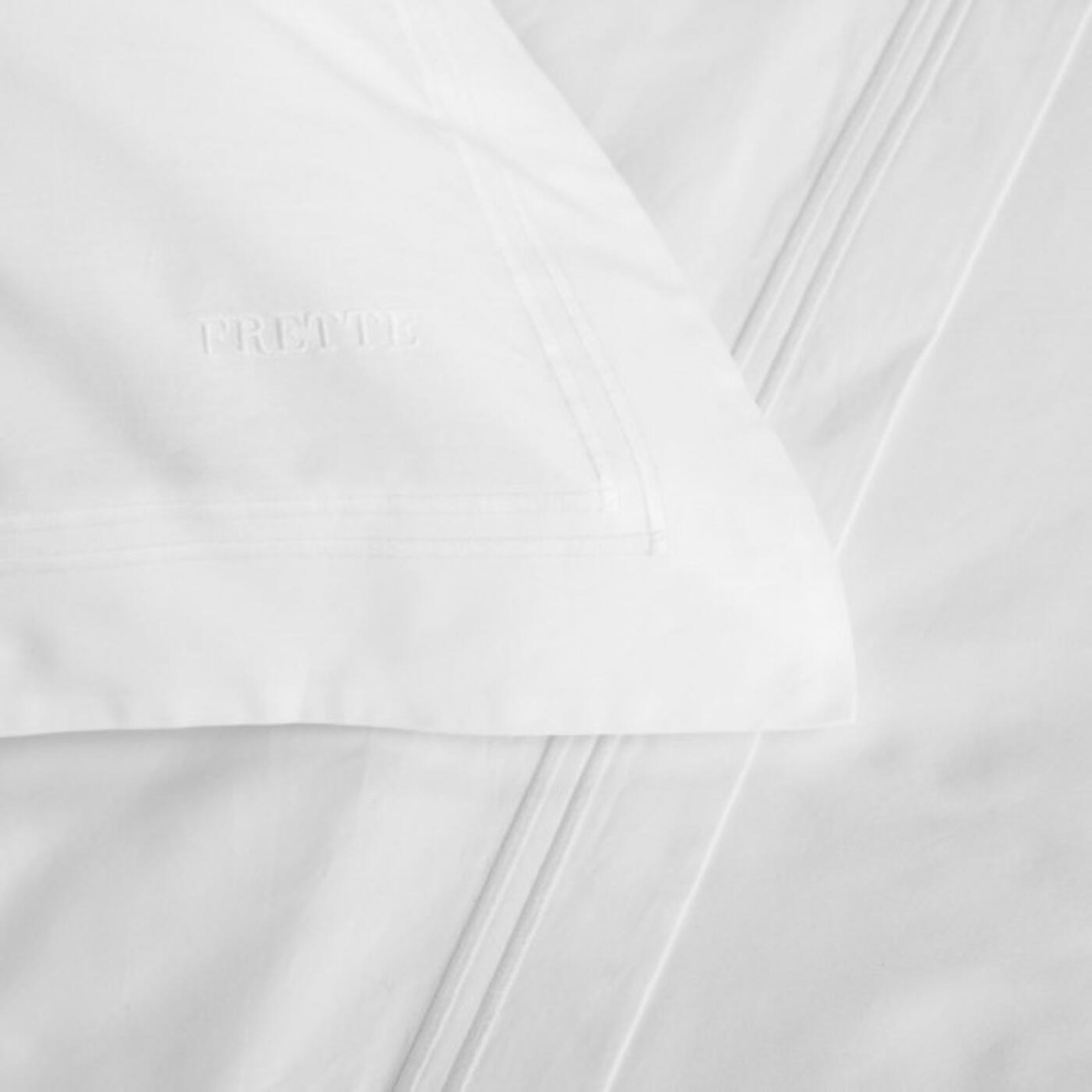 Frette  Σετ σεντόνια 270Χ320εκ. με 2 μαξιλαροθήκες 51Χ71εκ.χρώμα λευκό με 2 λευκές ρίγες,100% βαμβάκι περκάλι σειρά Hotel Classic Σετ σεντόνια