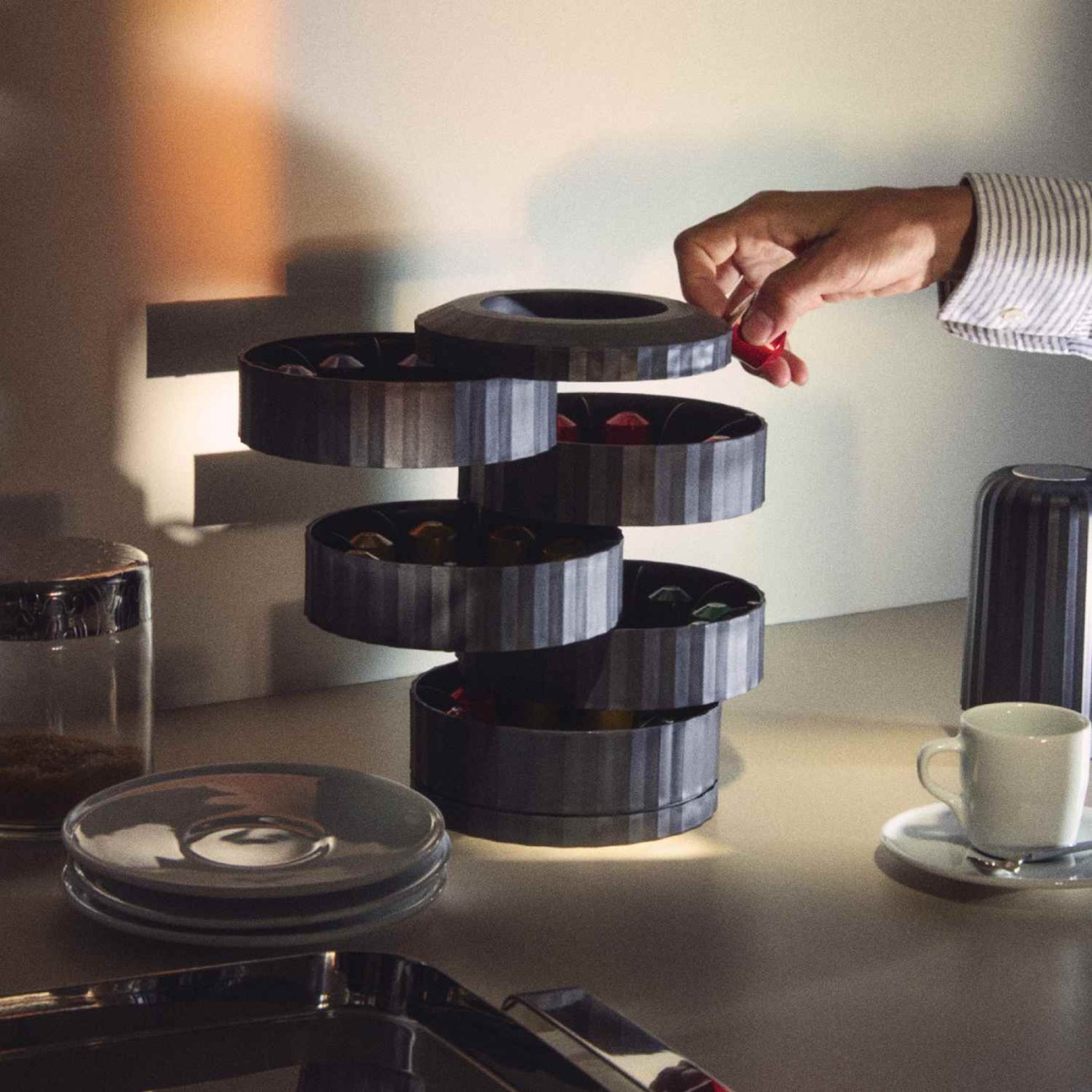 Alessi Θήκη με 5 περιστρεφόμενα ράφια για κάψουλες εσπρεσσο (40 θέσεων) Black σειρά Plisee 